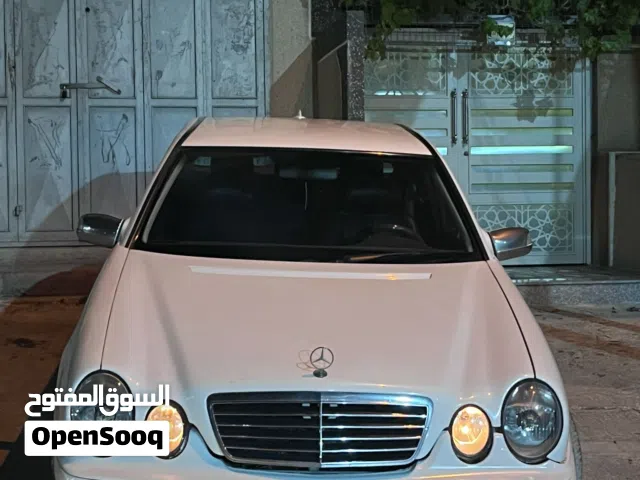 2002 مرسيدس بنز الفئة-E Standard