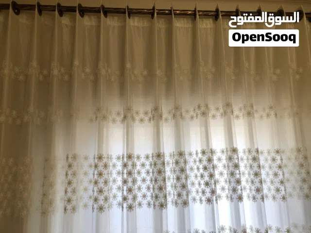 ستائر فاخرة مع ثريات إنارة راقية – لمسة فخامة تغير شكل منزلك