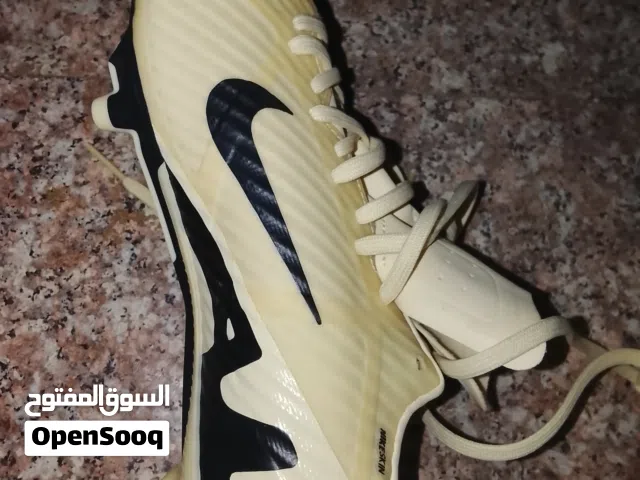 جزمة كورة Nike أصلية للبيع  Nike (أصلية 100%)  المقاس: 40  مناسبة للمباريات والتمارين
