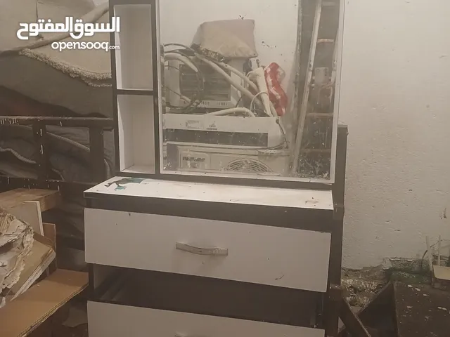 ميز مرايه لون ابيض يحتوي ع ثلاث جرارات