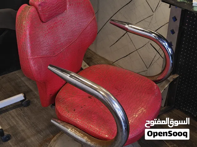 اثاث حلاقة كاملة مكون من كرسيين حلاقة وديكور مراية وجرارات وكرسي غسيل الرأس وحاملة ادوات شلع