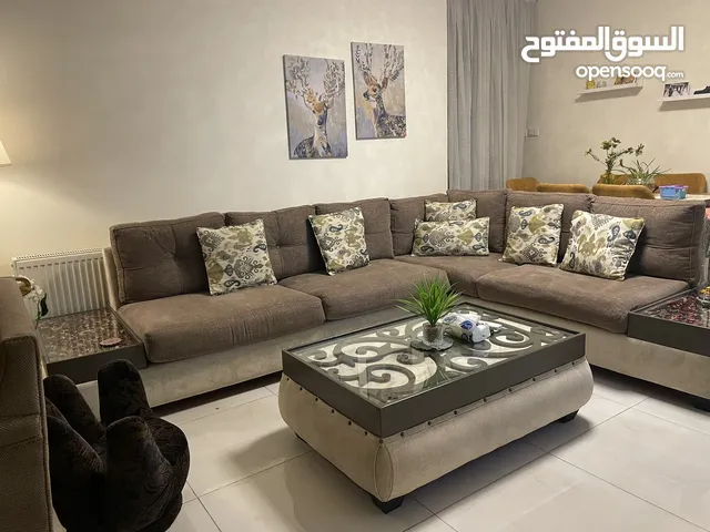 كنب كورنر و ثنائي و مفرد مع طاولة وسط من نفس الموديل