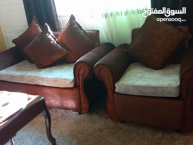 طقم كنب لون بني مع وجوه غيار بحالة الوكالة نظيف جداً وبسعر مغري