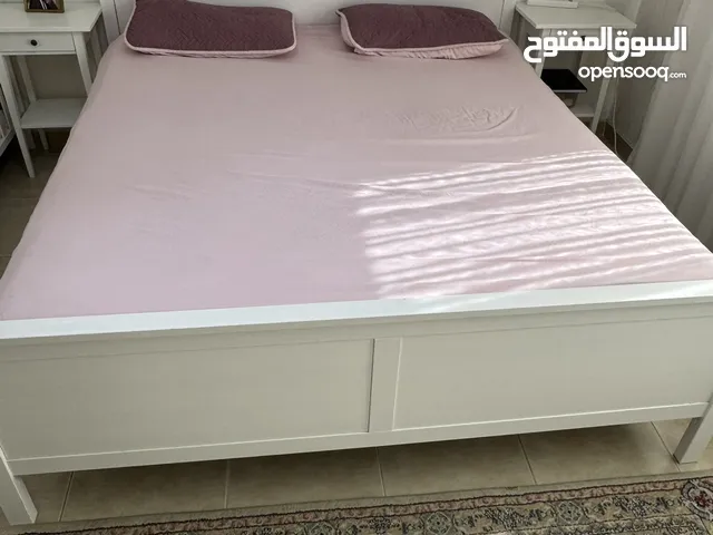 غرفة نوم بيضاء للبيع