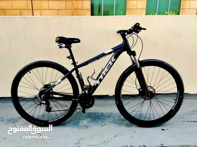 TREK MARLIN 6 2019 WITH HELMET, 1000LM LIGHTS, 2 BOTTLE HOLDERS - Only used 2 months. Like New Bike