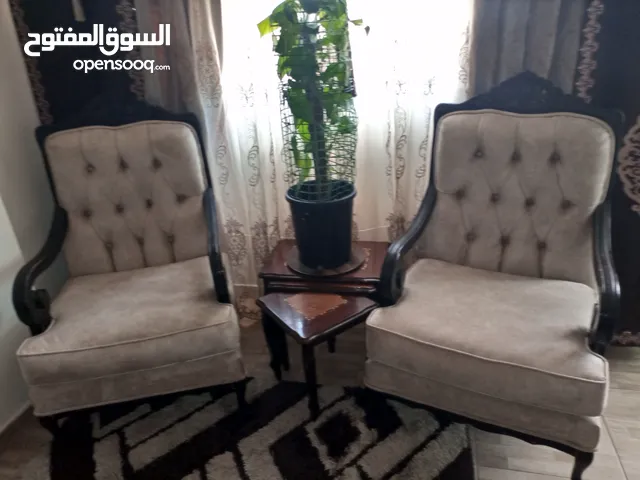 مفردتين كنب خشب وقماش بحالة جيدة جداً للبيع بطبربور