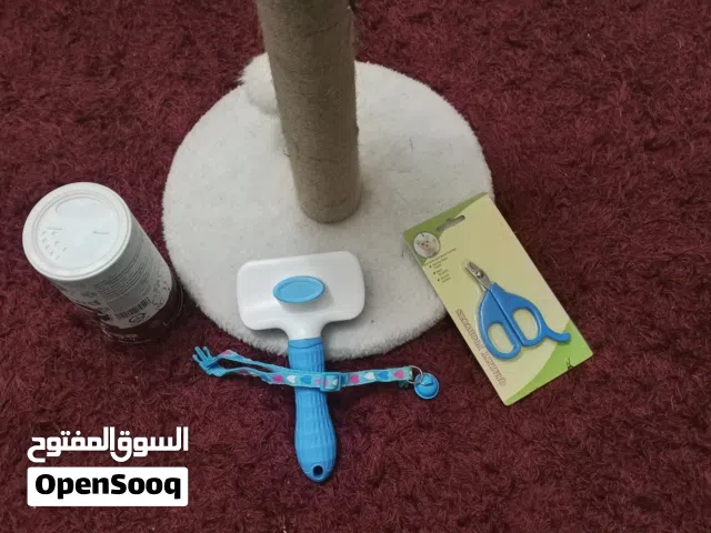 مستلزمات قطط ( بودرة شامبو + خداشة+ مقص + جرس رقبة)