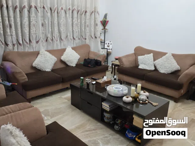 طقم كنب 7 مقاعد في منطقه السابع قرب شارع مكة ثنين مفرد وثنائية وثلاثية بحاله جيدة