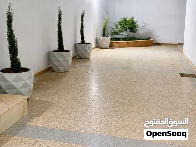 عرض للايجار الموقع: حي دمشق – بجانب مسجد حي دمشق        مكونة من دورين: 15 غرفة / مكيف بالكامل