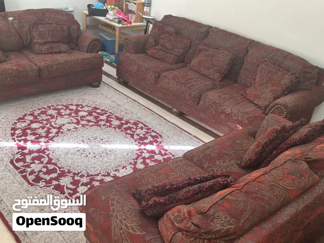طقم كنب مستعمل للبيع مع السجادة والستارة