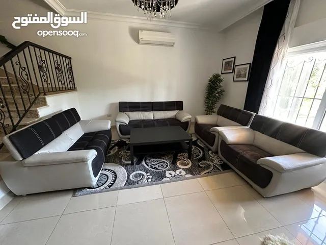 طقم كنب إيطالي فاخر جلد مع كاشمير للبيع.