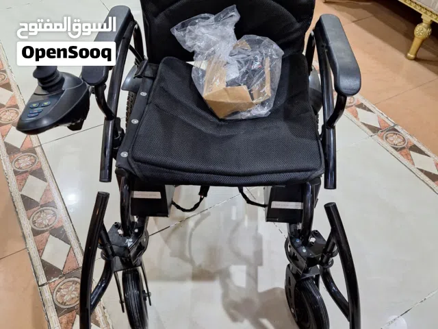 كرسي كهربائي  متحرك لمساعدة كبار السن وذوي الاحتياجات الخاصه  على الحركه بكل سهوله  دون الحاجه