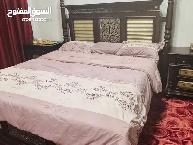 غرفة نوم كلاسيكية من هوم سنتر مع دولاب وتسريحة بحالة جيدة جدا