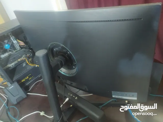 شاشة سامسونغ 144hz بيها كيرڤ بسيط