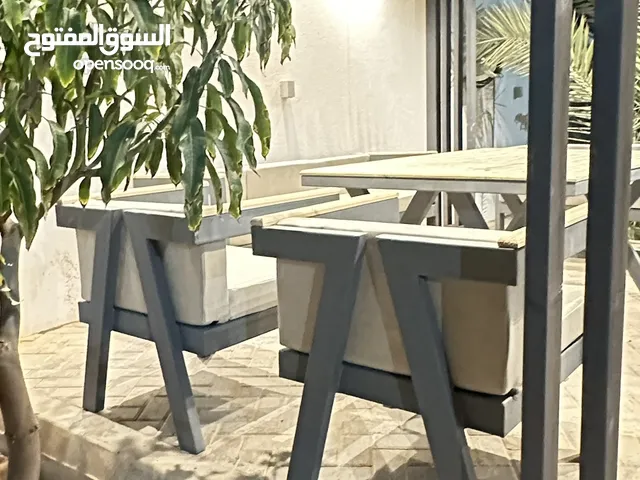 جلسة خارجية متكاملة من الحديد والخشب الطبيعي عدد 2 كنبة وعدد 2 كراسي فردية مع طاولة