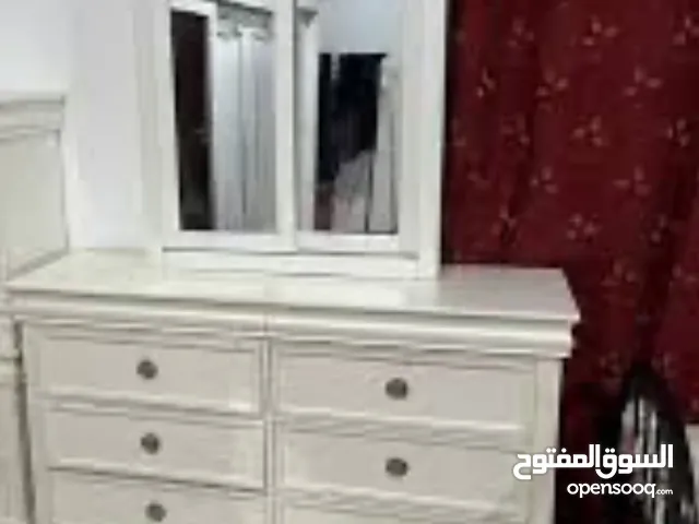 تسريحه من حول الإمارات حالتها جيده للبيع ب 100 درهم Dressing Table large size 100 from pan