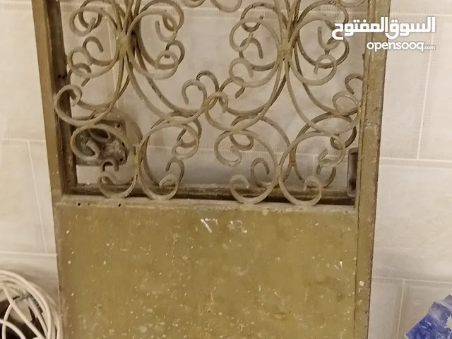 باب خارجي ثقيل في جبل طارق الزرقاء