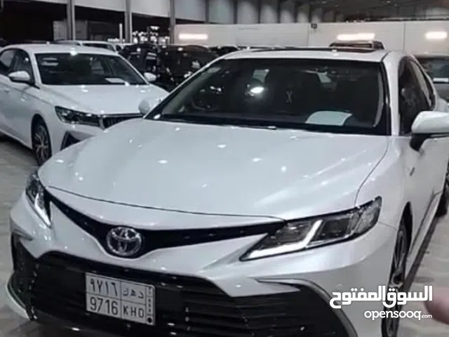 السياره تويوتا كامري الموديل 2021 العداد98.700  اللون ابيض  الرسوم35