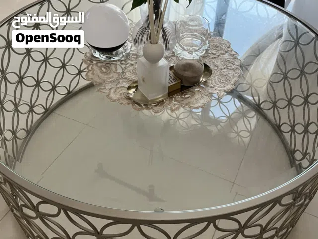 طاولة صالة راقية بتصميم معدني أنيق