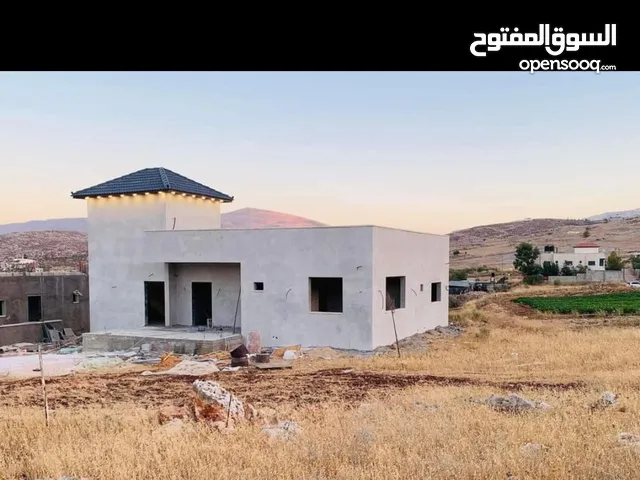 بيت مكون من طابقين في مخبم عسكر القديم