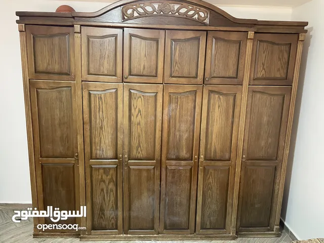 خزانة خشب زان بحاله جيده