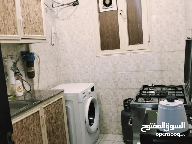 شقة مفروشة عباره عن غرفة نوم بالإضافة الي صالة كبيرة مع مطبخ مع حمام تكييف مركزي في الطابق الخامس