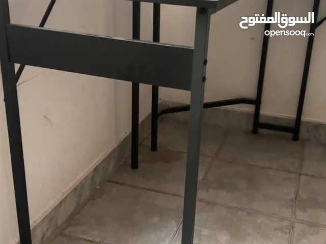 طاوله L مستعمله نضيفه السعر 200