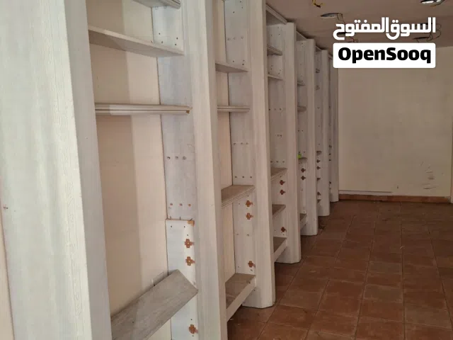 رفوف خشب موجود في الجاردنز