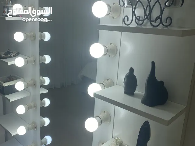 مرآه مع اضوية ورفوف