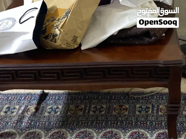طاوله وسيطه فرزاتشي حجم كبير بحاله جديد بس يوجد رجل لها فيها فسخ البيع بسعر بسيط خشب زان