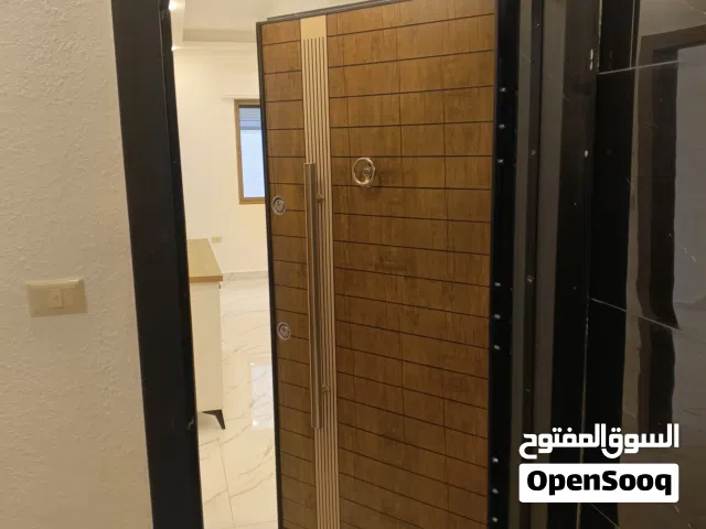 شقه جديده. في ضاحيه الاقصي الشقه وكالهفي كراج خاص