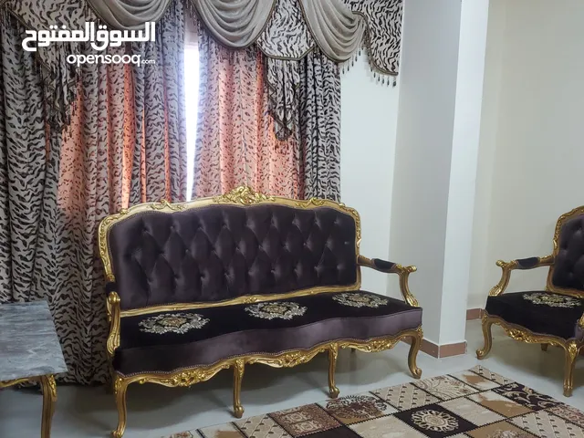 طقم جلوس كامل من 7 مقاعد و طاوله رخام بحاله ممتازه، غرض البيع للسفر