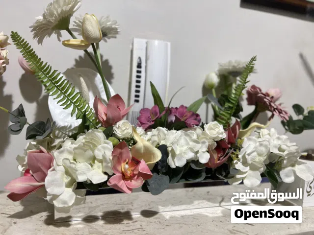 ورد صناعي انيق في صندوق اكريليك+حامل نباتات  من ايكيا
