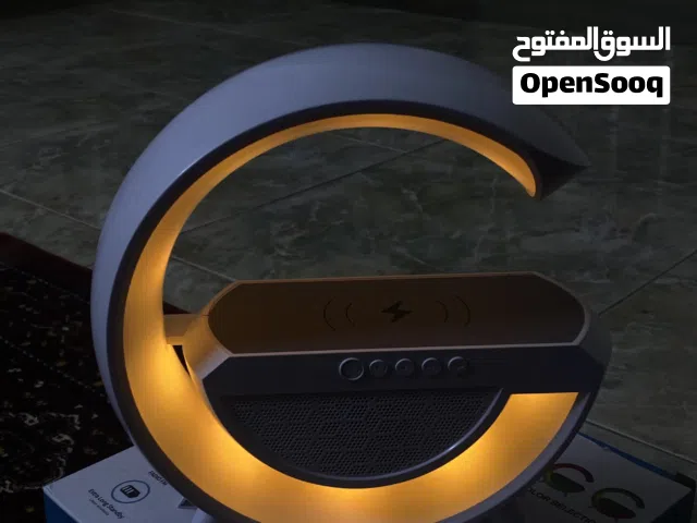 سماعات من نوع LED WIRELESS CHARGING SPEAKER تحتوي على سماعات بلوتوث و شحن لا سلكي و الوان ليد متعدده