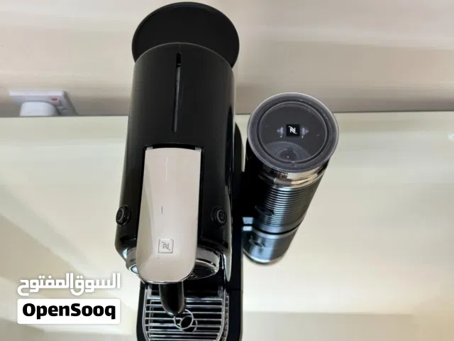 ماكينة قهوه من شركة [ Ńesppresso ] للإستخدام المنزلي السريع والسهل ( مستخدمه شي بسيط جداً لا يذكر )
