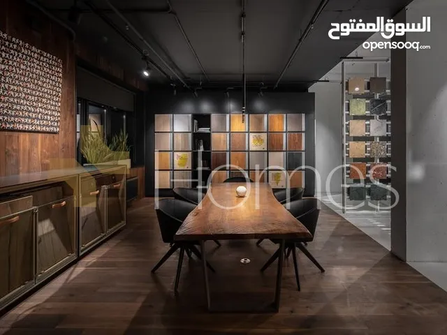 معرض بواجهات زجاجية للايجار في شارع المطار، بمساحة مكتب 40م
