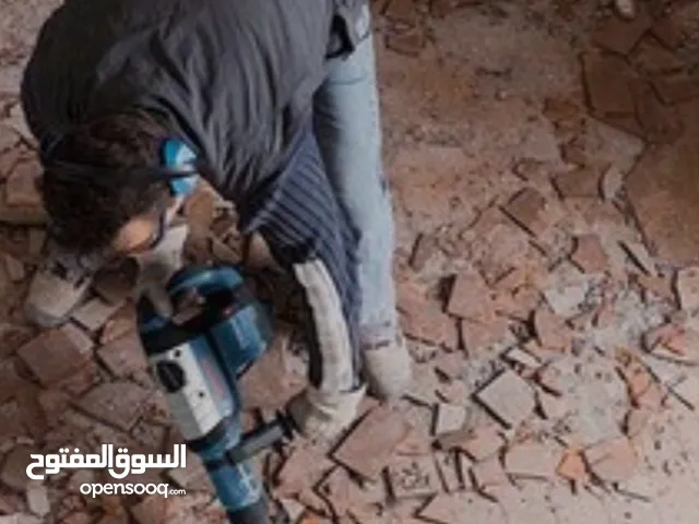 شاب بحريني يعمل بأعمال تكسير السراميك وإزالته مع التنظيف