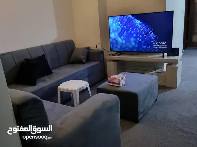 شقة فاخرة شبه جديدة للبيع - طريق المطار - السعر شامل الاثاث