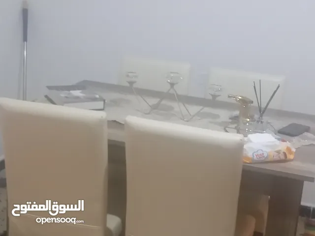 طاولة اكل ومدخل وتحفة ومخدات