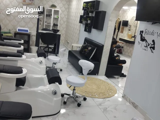 للبيع صالون نسائي يعمل من 40 سنه ممتاز جدا