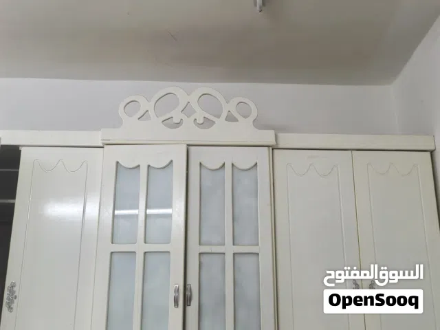 دولاب وسرير وتسريحه واثنين كنب