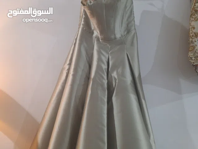 للبيع فستان طويل استعمال مره واحده