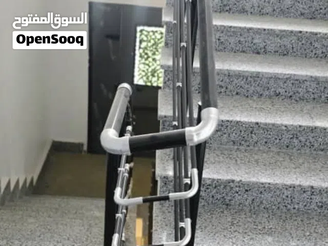 مبني خدمي اربعه طوابق بن عاشور يبعد ع رئيسي سبعه متر مقابل شيل شراراه