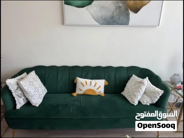 طقم كنب و طاولات جانبية بحالة ممتازة