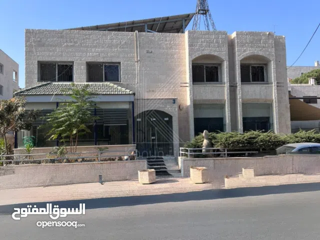 فيلا تجارية مميزة للبيع أو للإيجار في أم أذينة