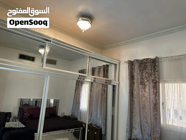 الغرفة النوم شبه جديدة وسفرة