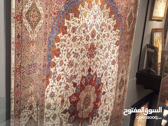 سجادة تبريزية كاملة الحرير بمساحة 24 متراً مربعاً.