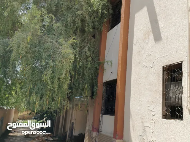 غرفة كبيرة وحمام ومطبخ صغير