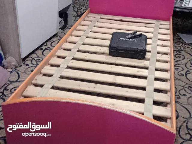 تخت مفرد ونص مستعمل استعمال خفيف