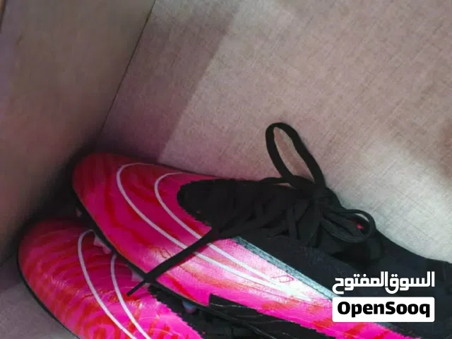 بوت كرة قدم نايك نمره 42. ما لعبت فيه سبب البيع صغير
